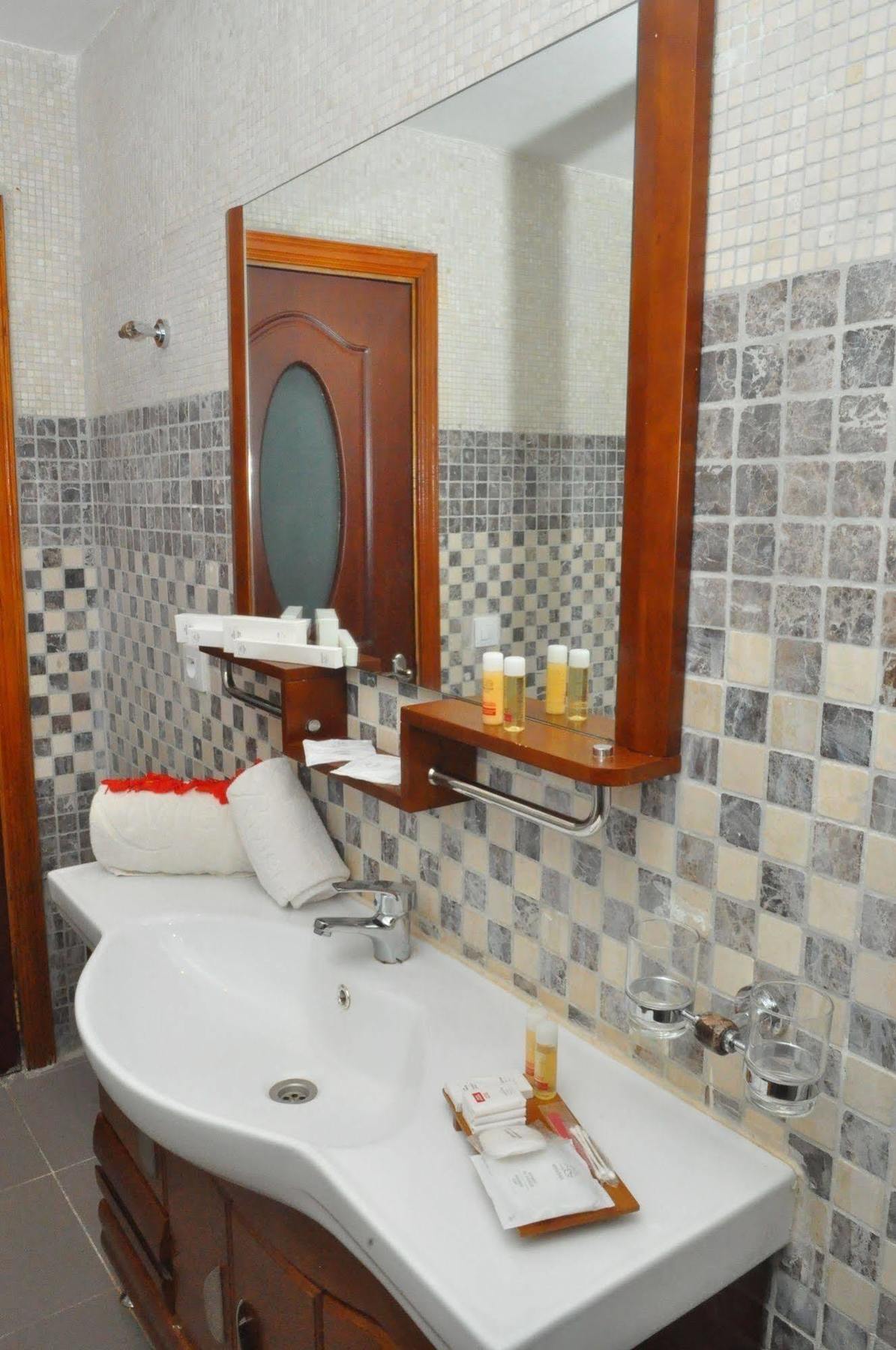 Riviera Royal Hotel Conakry Ngoại thất bức ảnh